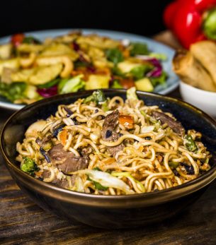bowl-fried-stir-noodles-with-beefs-wooden-desk